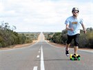 V Austrálii ujel skoro est tisíc kilometr na skateboardu.