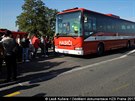 Evakuaní autobus pistavený k nehod na dálnici D8 u Zdib (14. íjna 2017)
