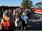 Evakuaní autobus pistavený k nehod na dálnici D8 u Zdib (14. íjna 2017)