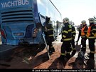 Pi nehod uniklé provozní látky zasypali hasii sorbentem (14. íjna 2017)
