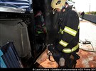 Pi nehod uniklé provozní látky zasypali hasii sorbentem (14. íjna 2017)