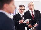 Moderátoi Vladimír Vokál (vlevo) a Jaroslav Plesl pi volební superdebat...