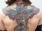 Britský vrah Shane O´Brien má na zádech výrazné tetování sovy s lebkou.