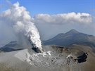 ERUPCE. Japonský vulkán inmoedake se po esti letech probudil a chrlil popel,...