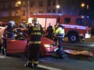 Hasii vyprostili idiku z auta po stetu s tramvaj v Praze 6