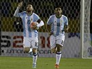 Lionel Messi a Eduardo Salvio z Argentiny po jednom z gól na hiti Ekvádoru.