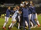 POSTUPOVÁ EUFORIE. Fotbalisté Argentiny se radují z vítzství v Ekvádoru,...