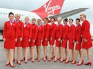 Syt ervené uniformy pro Virgin Airlines navrhovala Vivienne Westwoodová....
