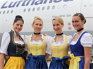 Spolenost Lufthansa obléká svj palubní personál v dob pivního festivalu...