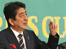 Šinzó Abe mluví, zatímco Juriko Koikeová poslouchá v průběhu předvolební...