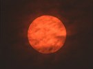 Tropická bouře Ophelia obarvila nebe nad jižní Anglií do oranžova a slunce do...