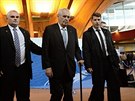 eský prezident Milo Zeman pichází do budovy Parlamentního shromádní Rady...