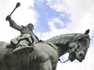 Pímo v Pibyslavi mají velkou jezdeckou sochu Jana iky, jejím autorem je...