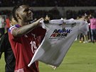 Panamský fotbalista Alberto Quintero s trikem oslavujícím historický postup na...
