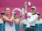 Vítzná Maria arapovová (vpravo) a Aryna Sabalenková z Bloruska po finále...