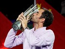 Roger Federer s trofejí pro vítze turnaje v anghaji.