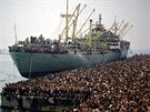 Lo Vlora v italském pístavu Bari (srpen 1991)