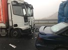Okolo 5. kilometru dlnice D6 nabouralo v mlze okolo deseti aut. (18.10.2017)