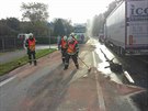 Hasiči likvidují po střetu kamionu s osobním autem v Ostřetíně únik 700 litrů...