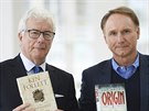 Dv z nejvtích hvzd frankfurtského kniního veletrhu. Vlevo britský...