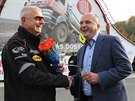 Majitel Tatry Jaroslav Strnad gratuluje Liboru Vclavkovi k vkonu, kterm se...