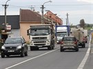 Nekonené proudy aut kadý den ucpávají vesnice na trase z Olomouce do Perova...