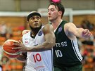 Eugene Lawrence (vlevo) z Nymburka útoí kolem Huga Invernizziho z Nanterre.