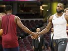 Dwyane Wade (vlevo) a LeBron James na tréninku Clevelandu