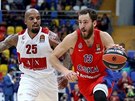 Sergio Rodriguez (v červeném) z CSKA Moskva uniká Jordanu Theodorovi z Olimpie...