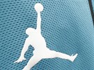 Na dresy a obleení klubu Charlotte Hornets míí jumpman, silueta Michala...