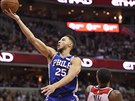 Ben Simmons (vlevo) z Philadelphie donáí mí kolem Bradleyho Beala z...