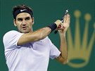 Roger Federer sleduje svj úder na turnaji v anghaji.