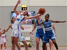 Karlovarská basketbalistka Aneta Zuzáková u míe v utkání s Trutnovem.