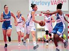 Karlovarská basketbalistka Dana Kulitová u míe v utkání s Trutnovem.