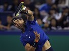 Rafael Nadal servíruje v semifinále turnaje v anghaji.