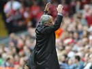 José Mourinho, kou Manchesteru United, gestikuluje bhem lágru s Liverpoolem.