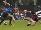 Danilo D'Ambrosio z Interu Milán (vlevo) a Giacomo Bonaventura z AC Milán v...