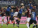 Momentka z duelu Inter Milán (modrá) vs. AC Milán