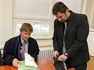Janis Jílek (vpravo) u Krajského soudu v Ústí nad Labem. Na snímku s obhájcem...