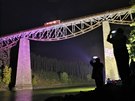Železniční most nad přehradou Hracholusky na dvě hodiny osvítily reflektory....