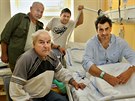 Pavla Jeslínka navtívil v nemocnici jeho otec Josef (první vlevo), za ním...