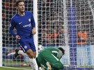 Eden Hazard z Chelsea práv prostelil gólmana AS ím a oslavuje.