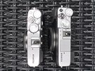 Srovnání velikostí pechozího modelu bezzrcadlovky Fujifilm X-E2S (vpravo) a...