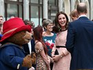 Vévodkyn Kate a medvídek Paddington na stejnojmenném nádraí (Londýn, 16....