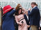 Princ William sleduje, jak vévodkyn Kate taní s medvídkem Paddingtonem...