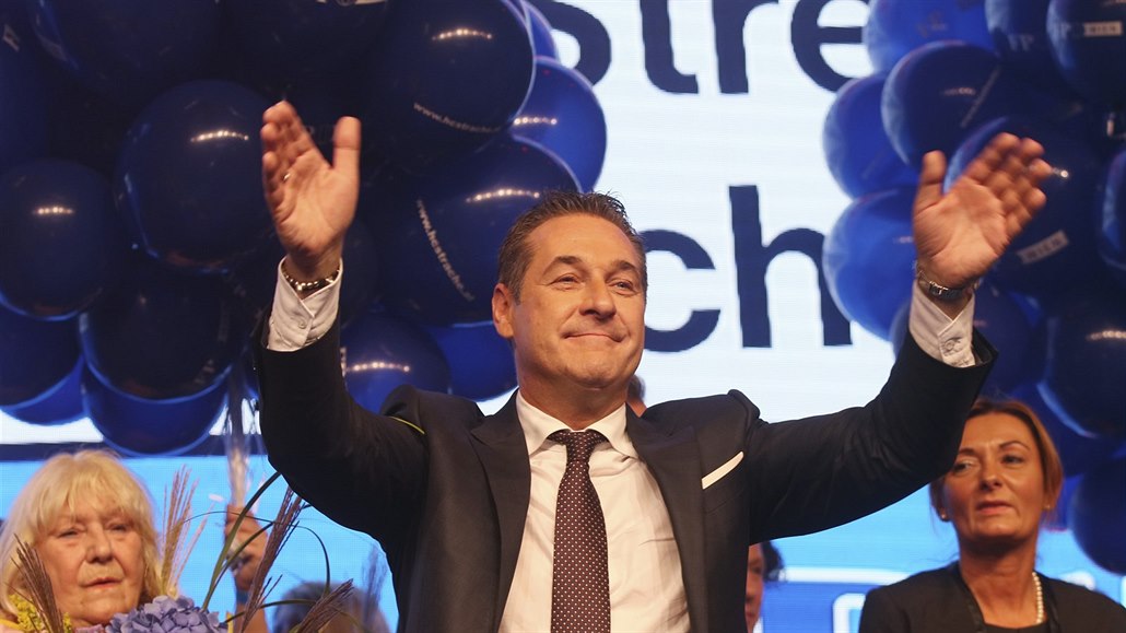Hans-Christian Strache, p�edseda krajn� pravicové a siln� euroskeptické...