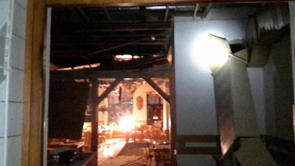 Hlineckou restauraci zdemoloval výbuch plynu, posunul i střechu - iDNES.cz