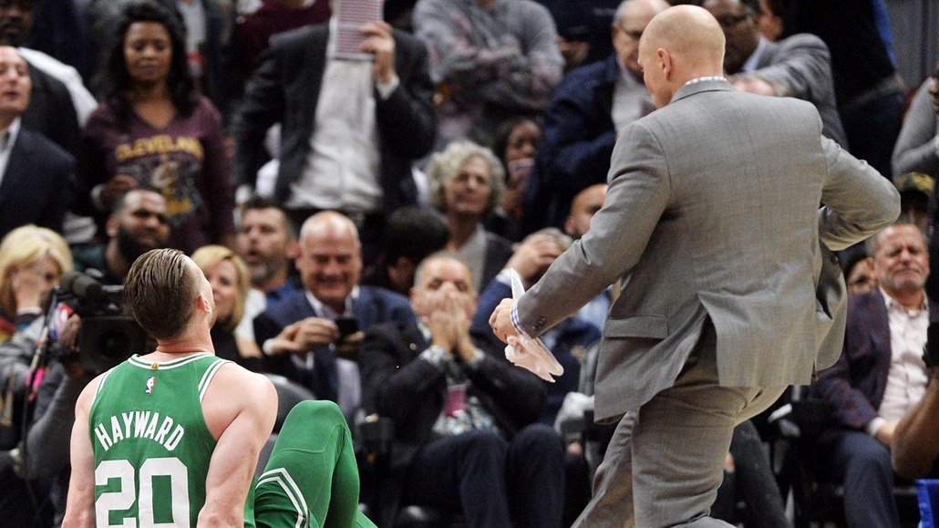 Gordon Hayward z Bostonu sedí a palubovce se zlomeným kotníkem. P�ibíhá k n�mu...