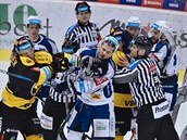 Hokejisté Litvínova a Brna během potyčky před brněnskou brankou