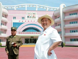 Kim ong-un pi inspekci jedn z novch budov ve Wonsanu